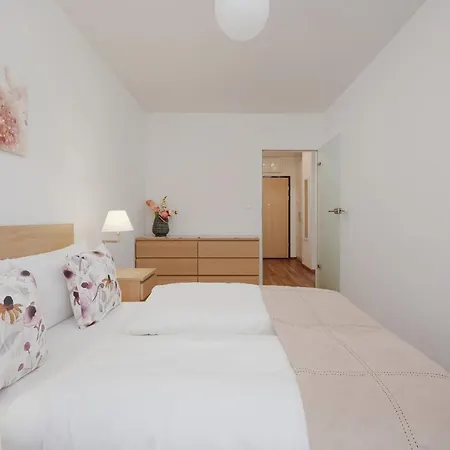 Legnicka With Parking By Renters Διαμέρισμα *